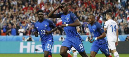 Pogba comemora seu gol: França 2 a 0 na Islândia.