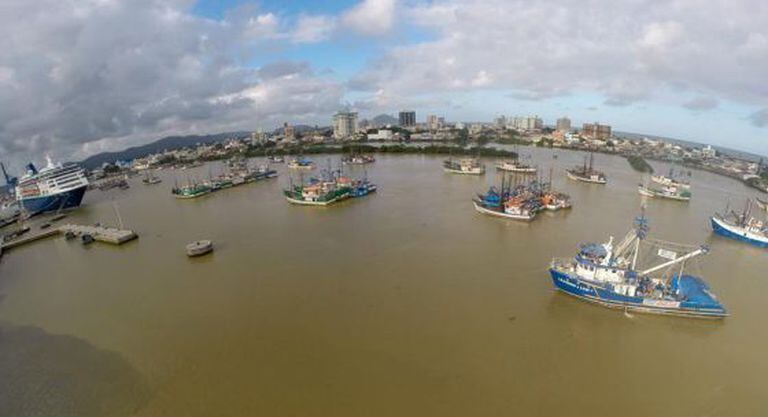 Navios pesqueiros bloqueiam o acesso ao porto de Itajaí.
