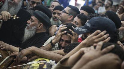 Egito bombardeia Líbia em represália ao atentado contra cristãos coptas