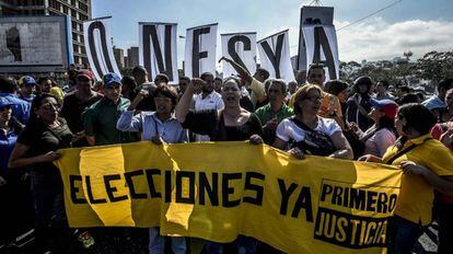 Opositores de Nicolás Maduro se manifestam em Caracas na terça-feira.