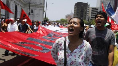 Milhares de peruanos se manifestam contra a Lei Trabalhista Juvenil, na segunda-feira.