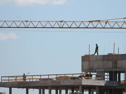 Trabalhadores do setor da construção civil.