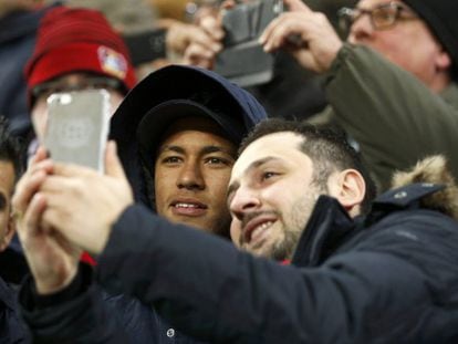 Machucado, Neymar tira selfie com torcedor.