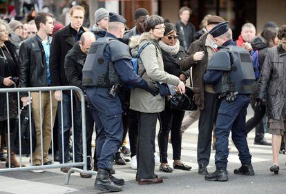 Policiais franceses revisam visitantes no acesso à catedral de Notre Dame, em Paris.