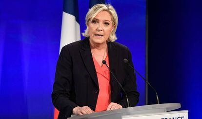 Marine Le Pen discursa neste domingo, após sua derrota.