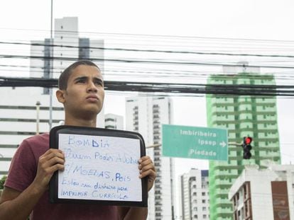 William Douglad, na rua em que pediu dinheiro no Recife.