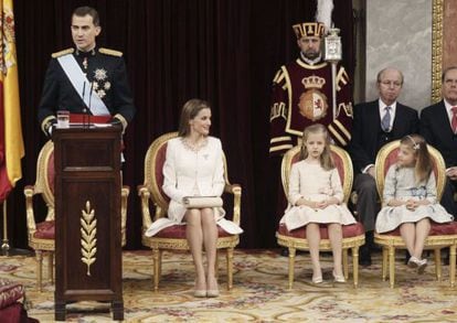 Felipe VI, a princesa das Astúrias e as infantas.