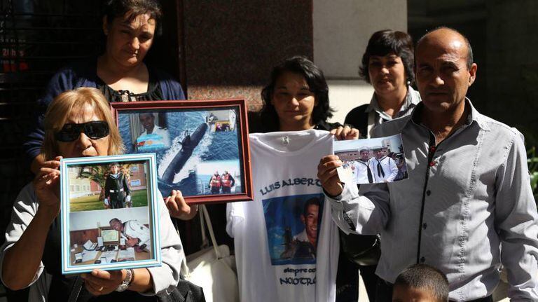 Familiares da tripulação do ARA San Juan seguram fotos dos desaparecidos em frente à embaixada da Rússia em Buenos Aires