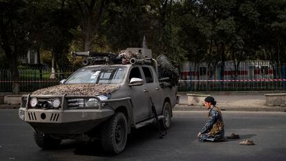 Um combatente talibã reza diante de um veículo militar, na sexta-feira em Cabul.