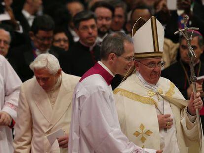 Bento, à esquerda,após ser saudado pelo papa Francisco.