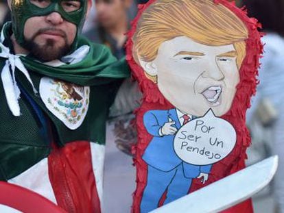 Homem carrega pinhata de Trump na Comic Con.