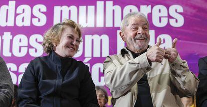 Marisa Let&iacute;cia ao lado do ex-presidente Lula em evento.