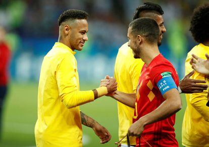 Neymar e Hazard se cumprimentam antes da partida de quartas de final da Copa entre Brasil e Bélgica.