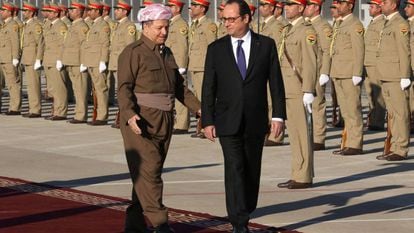 O líder curdo Barzani e Hollande passam tropas em revista em Erbil.