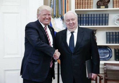 Donald Trump posa com o embaixador russo em Washington.