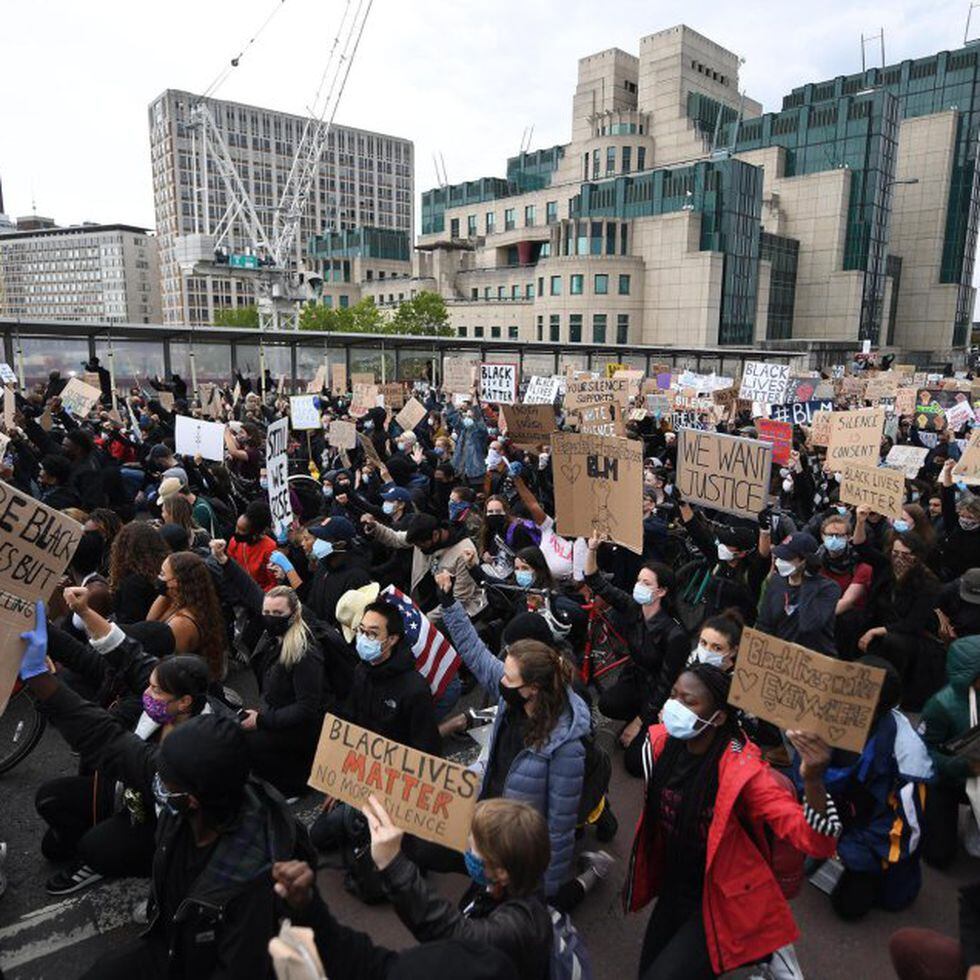 Por que as pessoas se ajoelham durante os protestos contra racismo policial  nos EUA?, Mundo