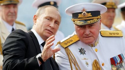 Vladimir Putin fala com o comandante em chefe da Marinha russa, Vladimir Korolev, segunda-feira em São Petersburgo.