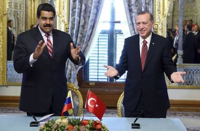 O presidente venezuelano, Nicolás Maduro (esquerda) ao lado do presidente turco, Recep Tayyip Erdogan, durante o Congresso Mundial de Energia, em Istambul, dia 10 de outubro.
