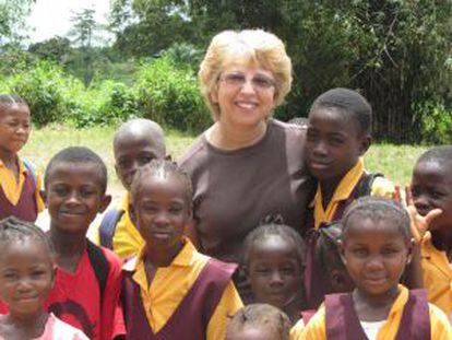 Nancy Writebol, a segunda paciente que chegará aos EUA, durante seu trabalho com crianças na Libéria.