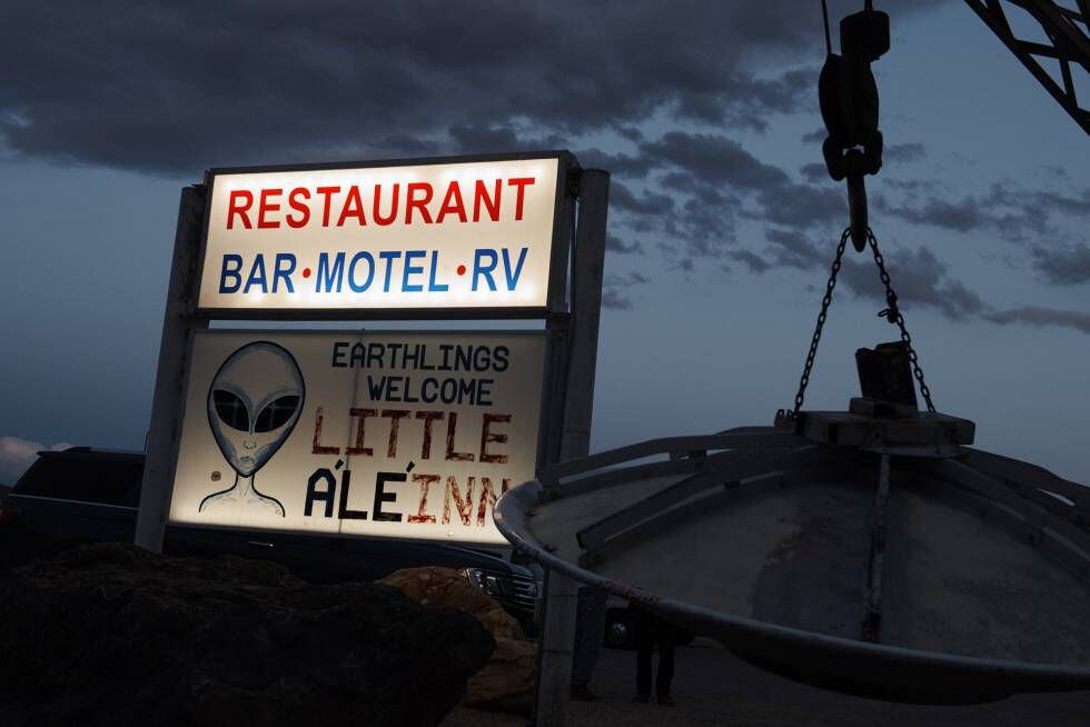 Cartaz do motel Little A'Lhe'Inn, em Rachel (Nevada).