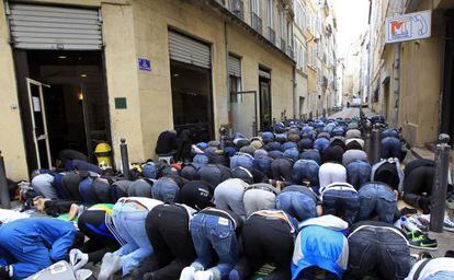 Muçulmanos rezando em uma rua de Marselha em abril de 2011.