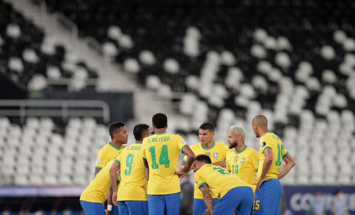 São Paulo atropela Santos e completa 4 jogos sem perder no Estadual