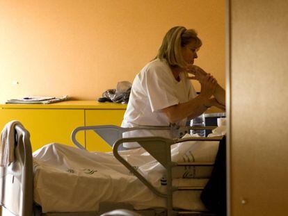 Uma enfermeira atende a um paciente na unidade de cuidados paliativos.