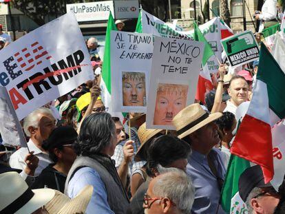 Cartazes contra Trump na marcha de Cidade de México.
