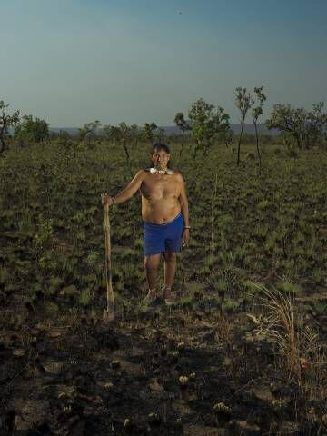 Paolo Cesar, chefe da tribo xavante, em um lote queimado para regenerar a vegetação.