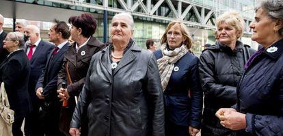Mulheres de Srebrenica antes de entrar no Tribunal de Haia (Holanda) para assistir a uma audiência sobre seu caso