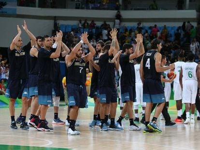 A seleção argentina de basquete após sua vitória contra a Nigéria.