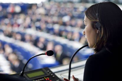 Tradutora trabalha durante sessão do Parlamento Europeu.