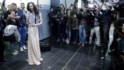 Conchita Wurst, recém-chegada a Viena depois de ganhar Eurovisión.