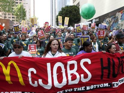 Protesto pelo salário mínimo de 15 dólares por hora em abril, em Los Angeles.