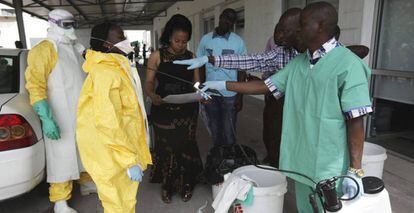 Enfermeiros ensaiam o protocolo de intervenção em caso de ebola no Congo, em 2014.