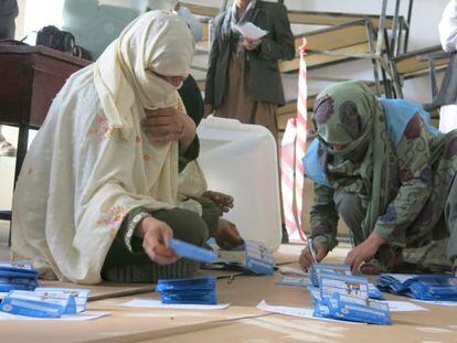 Contagem de cédulas em Kandahar.
