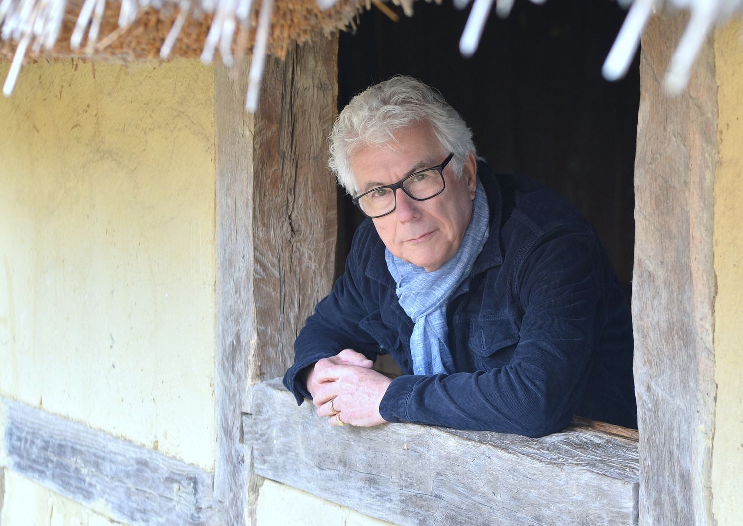 O escritor Ken Follett, no povoado anglo-saxão reconstruído de West Stow.