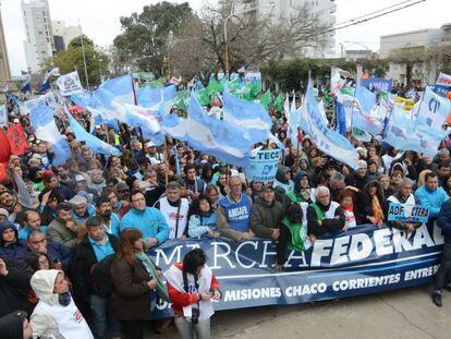 Sindicatos da província de Santa Fé partem rumo a Buenos Aires, na chamada Marcha Federal.