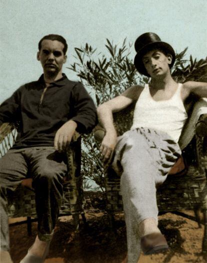 Federico García Lorca (1898-1936, Granada) publicou ‘Impressões e Paisagens’, sua primeira obra em prosa, aos 20 anos. Um ano depois, em 1929, Lorca mudou-se para Madri e foi morar na Residência de Estudantes. Por este lugar também passaram Albert Einstein e Madame Curie, e foi onde conheceu Luis Buñuel, Alberti e Salvador Dalí (à direita, na foto com Lorca). Os anos que passou na residência, de 1919 a 1926, foram fundamentais na construção da influente obra do artista de Granada.