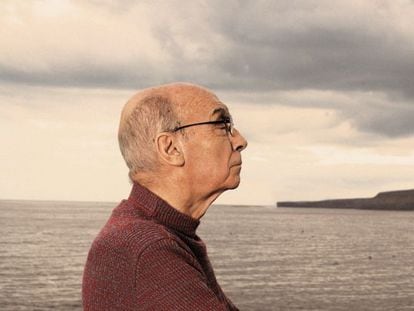 O escritor José Saramago, na praia Quemada de Lanzarote, onde foi projetado um plano urbanístico ao final paralisado, em uma imagem de 2007