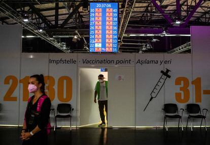Centro de vacinação do Arena Treptow em Berlim, Alemanha, na última segunda-feira.