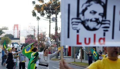 Pessoas festejam em Curitiba a condenação de Lula.