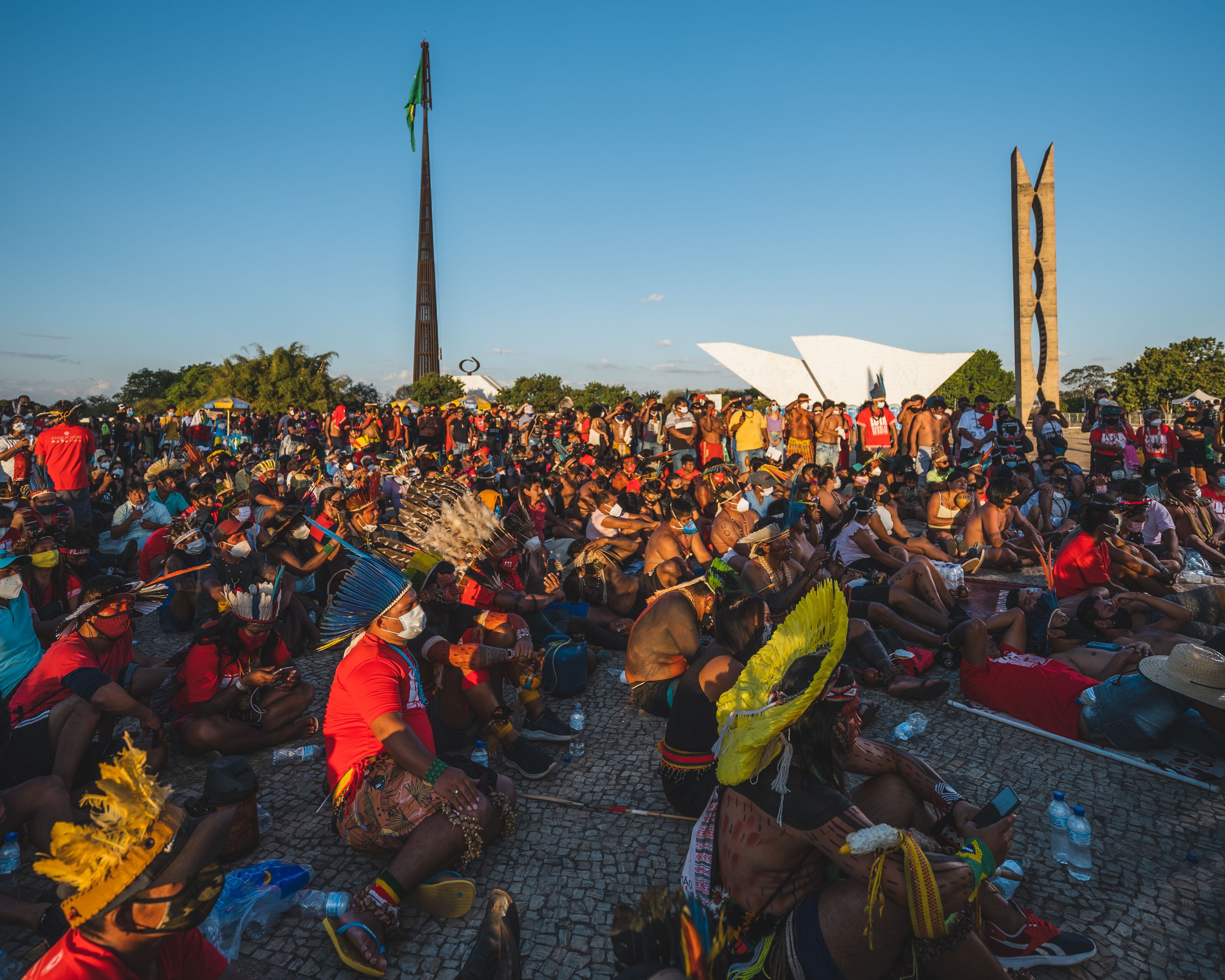 Indígenas assistem à sessão do Supremo em um telão nesta quarta-feira (1) na Praça dos Três Poderes. 