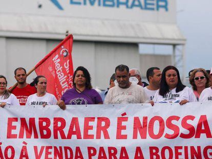 Funcionários da Embraer protestam contra a venda da companhia em São José dos Campos nesta terça-feira.