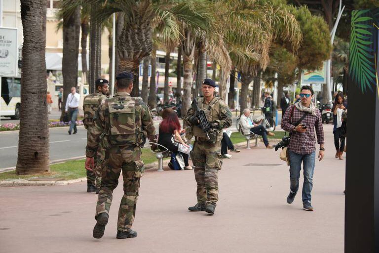 Militares franceses patrulham Cannes durante o festival de cinema.