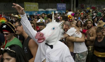 Folião se fantasia de unicórnio em bloco do Rio neste sábado.