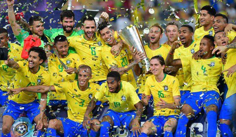Brasileiros erguem o troféu de campeões do superclássico na Arábia.