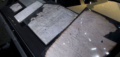 Folhas de papel escritas à mão encontradas depois do atentado.