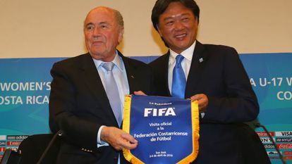 Blatter e Eduardo Li, presidente da federação de Costa Rica.