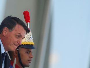 O presidente Jair Bolsonaro, ao descer a rampa do Palácio do Planalto nesta sexta-feira.